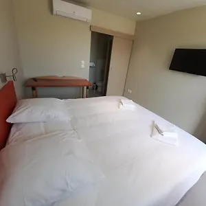 https://hotel-la-croix-de-mille.midi-pyreneeshotels.com